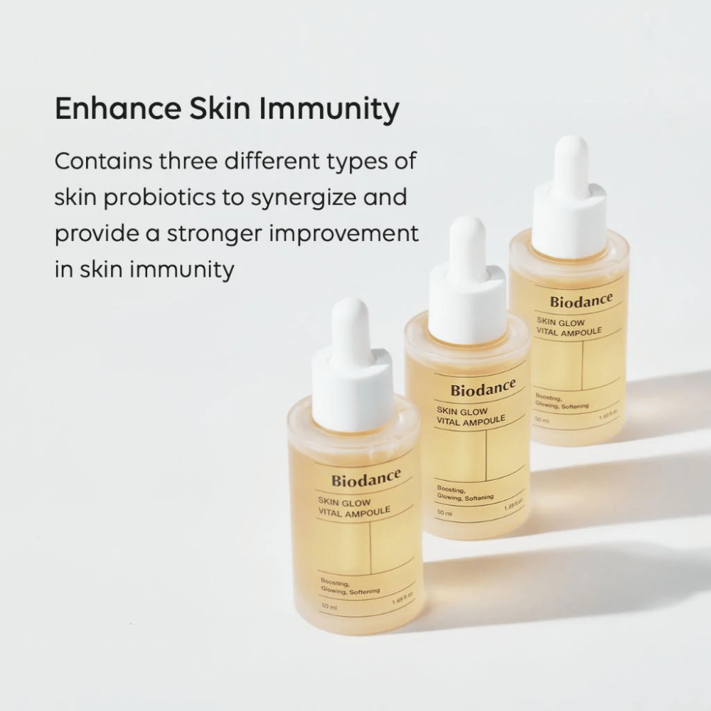 Tres botellas de Biodance Skin Glow Vital Ampoule se muestran con el texto 'Enhance Skin Immunity'. El producto contiene tres tipos diferentes de probióticos para la piel que fortalecen la inmunidad de la piel y mejoran su protección.