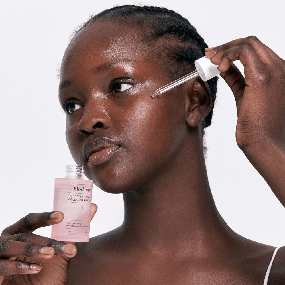 Biodance Pore Tightening Collagen Ampoule reduce la visibilidad de los poros y mejora la elasticidad de la piel. Enriquecida con colágeno para fortalecer e hidratar la piel, proporciona un brillo suave y juvenil. Perfecta para el uso diario para un tono y textura de piel más uniforme.