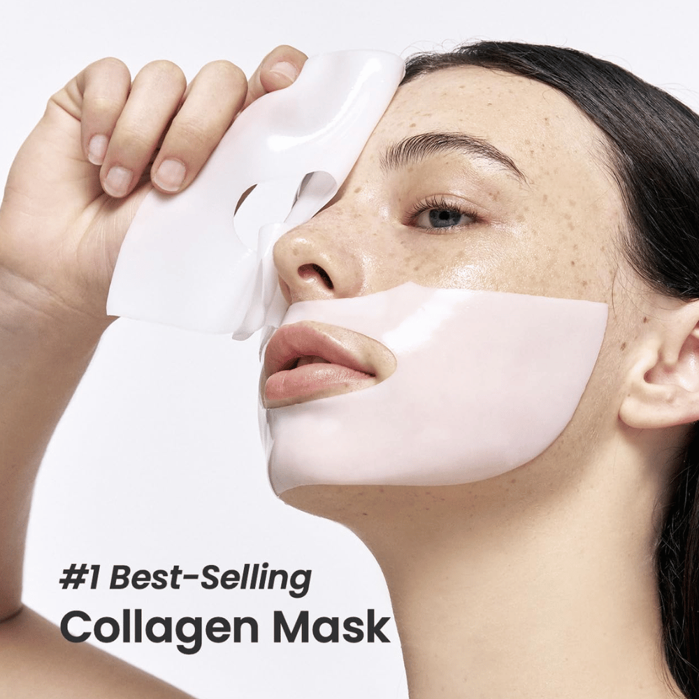 La imagen muestra a una joven aplicando Bio-Collagen Real Deep Mask de Biodance, una mascarilla facial que está etiquetada como "#1 Best-Selling Collagen Mask". La mascarilla es blanca y cubre sus mejillas y boca, destacando su popularidad y efectividad para el cuidado de la piel.