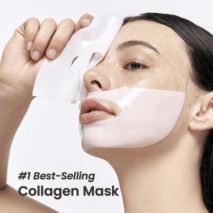 La imagen muestra a una joven aplicando Bio-Collagen Real Deep Mask de Biodance, una mascarilla facial que está etiquetada como "#1 Best-Selling Collagen Mask". La mascarilla es blanca y cubre sus mejillas y boca, destacando su popularidad y efectividad para el cuidado de la piel.