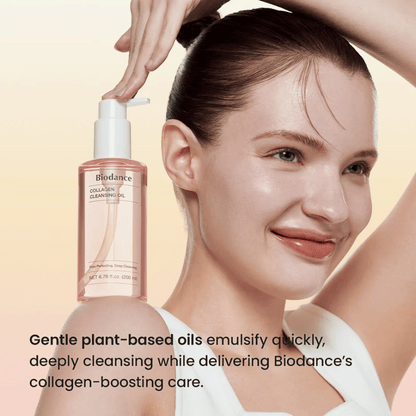 Mujer sonriente con piel radiante utiliza Biodance Collagen Cleansing Oil. El producto se muestra claramente con texto sobre aceites vegetales y limpieza que apoya el colágeno.