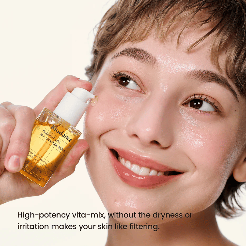 Modelo con piel radiante después del uso de Biodance Radiant Vita Niacinamide Serum para una piel más clara y uniforme