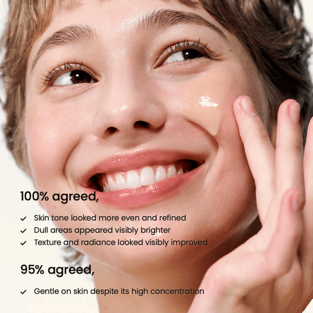 Mujer aplicando Biodance Radiant Vita Niacinamide Serum en el rostro para unificar el tono de piel, aumentar el brillo y mejorar la textura de la piel