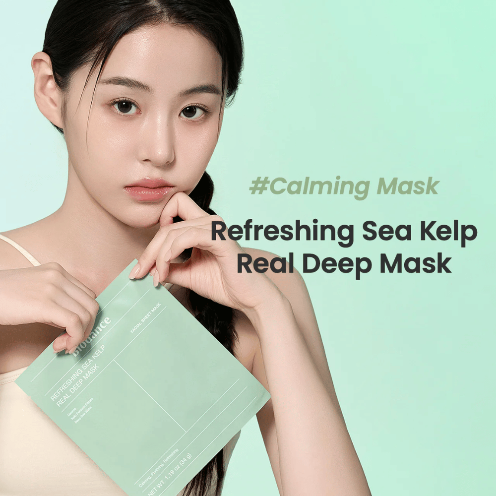 Mujer con piel fresca sostiene un Refreshing Sea Kelp Real Deep Mask. Una mascarilla facial calmante e hidratante con algas marinas para una piel radiante y equilibrada.