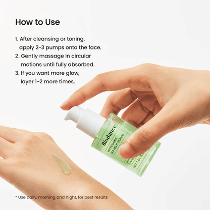 Biodance Refreshing Sea Kelp Serum se aplica en la mano – suero calmante y regulador de sebo con algas marinas.