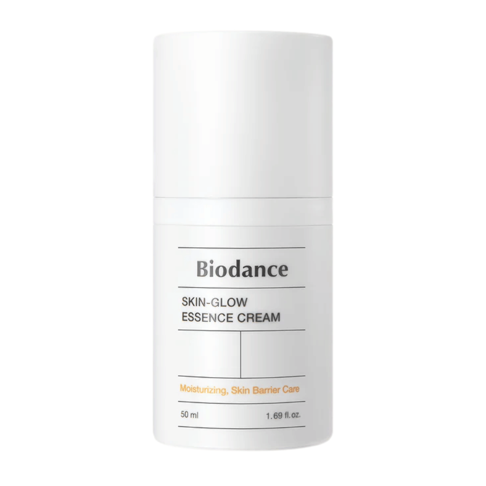 Imagen del producto de Biodance Skin-Glow Essence Cream en un frasco dispensador blanco con diseño minimalista. El texto en el empaque indica que la crema proporciona hidratación y fortalece la barrera de la piel. Volumen: 50 ml.
