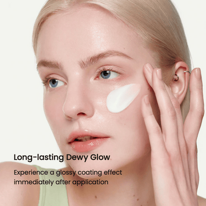 Primer plano de una mujer con piel clara aplicando Biodance Skin-Glow Essence Cream en la mejilla, lo que proporciona un aspecto inmediatamente brillante e hidratado con un resplandor duradero.