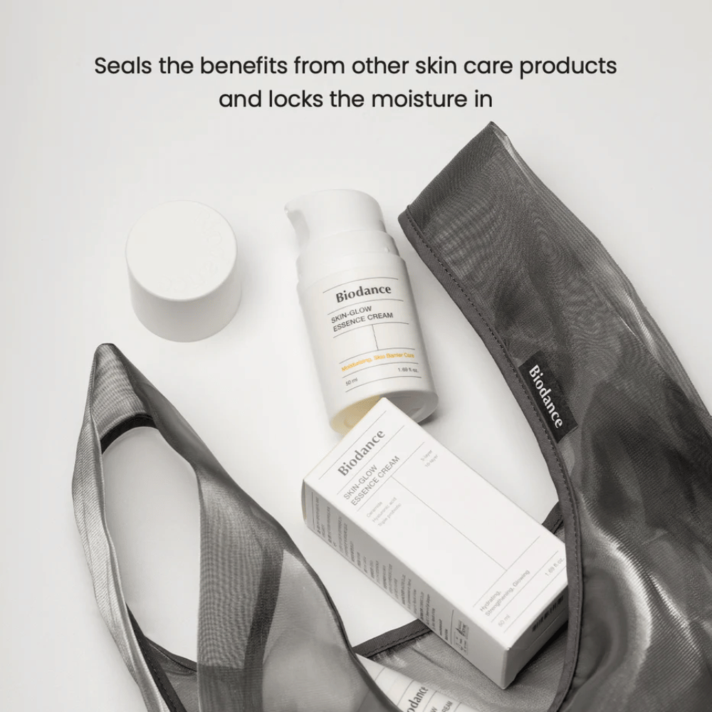 Biodance Skin-Glow Essence Cream en foco junto con el empaque del producto y un neceser negro transparente, con texto arriba que enfatiza la capacidad de la crema para encapsular la humedad y potenciar el efecto de otros productos de cuidado de la piel.