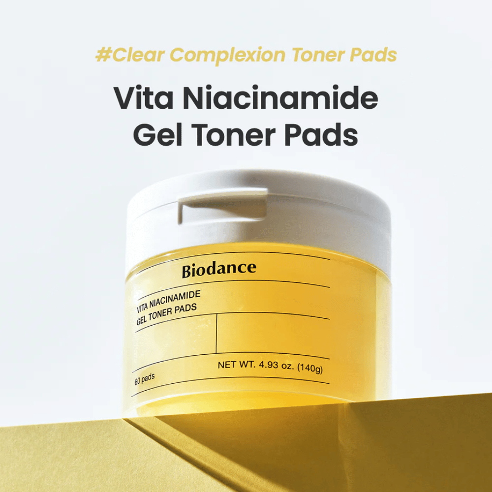 Biodance Vita Niacinamide Gel Toner Pads – frasco con 60 almohadillas para un tono de piel más claro, mostrado en un podio amarillo con etiqueta clara y diseño moderno.